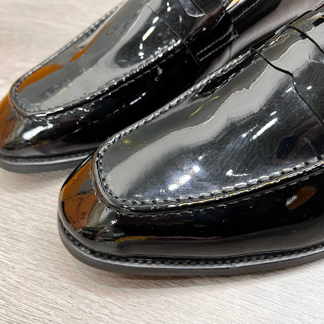 Factory price: 520💰-(LV) men’s formal leather shoes! Genuine molded horsebit, a classic must-have for your shoe cabinet! The feet are particularly delicate! This Gucci original version is a set last, and we are consistent with the counter! Therefore, it is more comfortable in terms of last shape and comfort! Take it to the counter and compare at will! Good shoes are more than just what they make! But grasp the essence from the inside out! Material: Imported first-layer cowhide! Genuine leather outsole imported from Italy, size: 39-44 (38/45 customized, non-refundable)